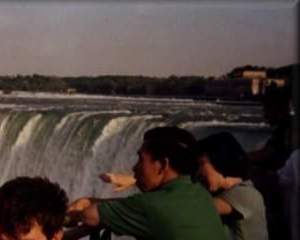 Pose devant les chutes du Niagara