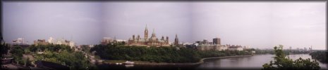 Vue panoramique reconstituée de la colline du Parlement (261ko)