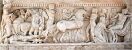 Ce bas-relief d'un sarcophage romain montre une scne de l'Illiade : le roi de Troie, Priam, rclamant  Achille le corps de son fils Hector train par les chevaux. 