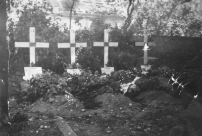 les 4 tombes dans le cimetire de Chalamp en avril 1945