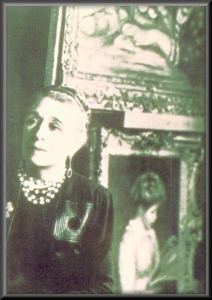 Jeanne Lanvin, dans le salon de son htel particulier, rue Barbet-de-Jouy,  Paris.