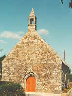 Pignon ouest de la chapelle, le campnile et sa croix celtique