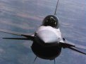 F-16 A Falcon Turc vu de face permet de voir la grande entre d'air et la bouche du canon